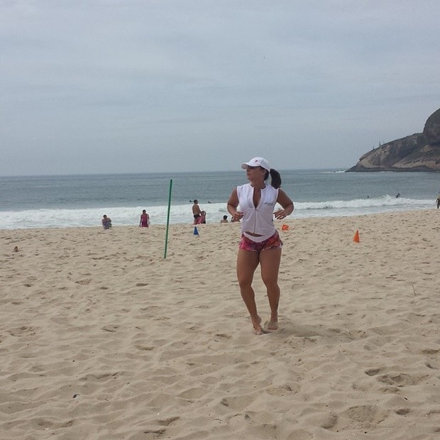 Viviane Araújo correndo na praia (Foto: Instagram / Reprodução)