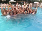 Fani Pacheco curte piscina rodeada de crianças em condomínio no Rio