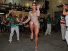 Vice do Miss Bumbum mostra demais em ensaio de escola de samba