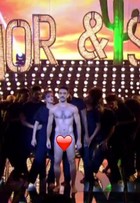 Bailarino de 'Amor & Sexo' se emociona após nu no palco: 'Chorei'