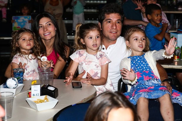 Daniel e a esposa Aline com as filhas Lara e Luiza e com a sobrinha-0326 (Foto: Manuela Scarpa/Photo Rio News)