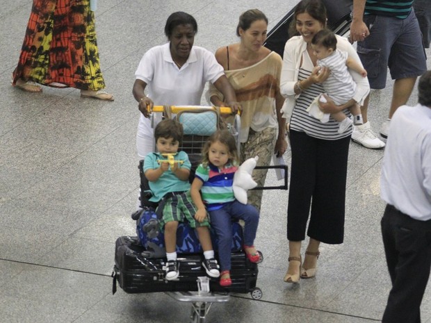 Juliana Paes com os filhos Pedro e Antonio em aeroporto no Rio (Foto: Delson Silva e Dilson Silva/ Ag. News)