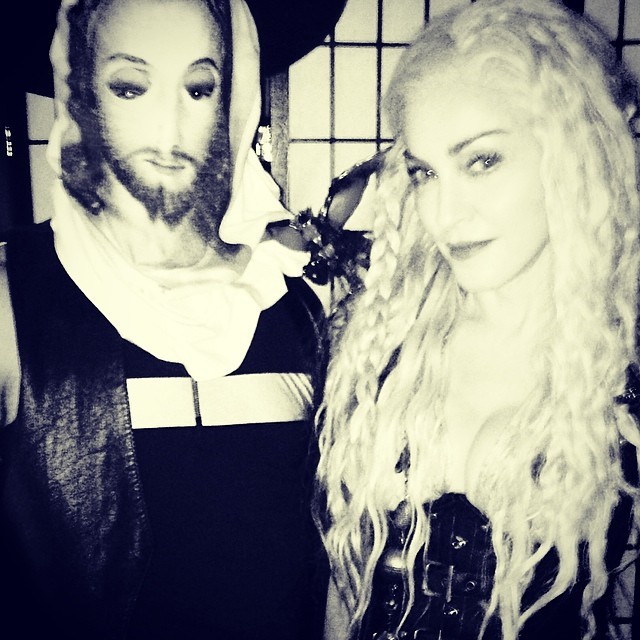 Madonna em festa vestida como rainha medieval (Foto: Reprodução/Instagram)
