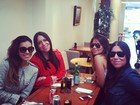 Mariana Rios almoça com amigas em Londres