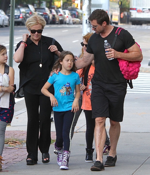 Hugh Jackman com a mulher Deborah, e a filha Ava em Nova York, nos Estados Unidos (Foto: AKM-GSI Brasil/ Splash News)