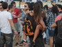 Caio Castro carrega morena nos braços em pleno Lollapalooza
