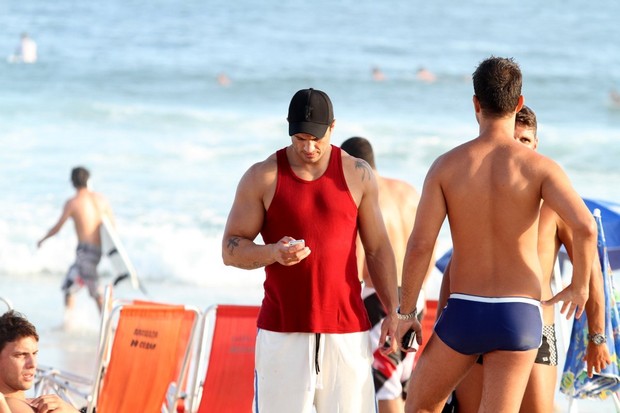 Ex-BBB Kleber Bambam curte praia com amigos (Foto: (Fotos: Henrique Oliveira / Foto Rio News))