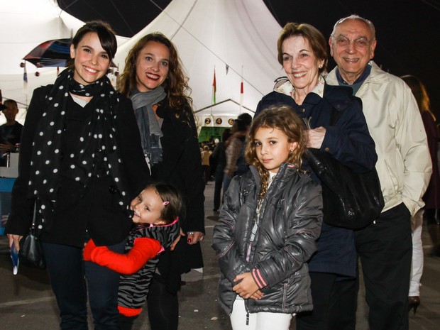 Débora Falabella e a filha, Nina, a mãe, Maria Olympia, o pai, Rogério Falabella, e de uma irmã com a sobrinha (Foto: Manuela Scarpa/ Foto Rio News)