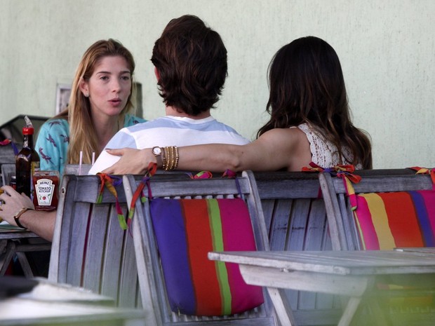Fernanda Machado almoça com o namorado  (Foto: Marcos Ferreira / FotoRioNews)