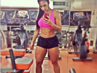 Graciella Carvalho mostra as pernas musculosas e a barriga sarada