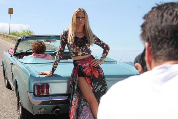Fiorella Mattheis posa para campanha de moda verão (Foto: Anderson Borde/AgNews)