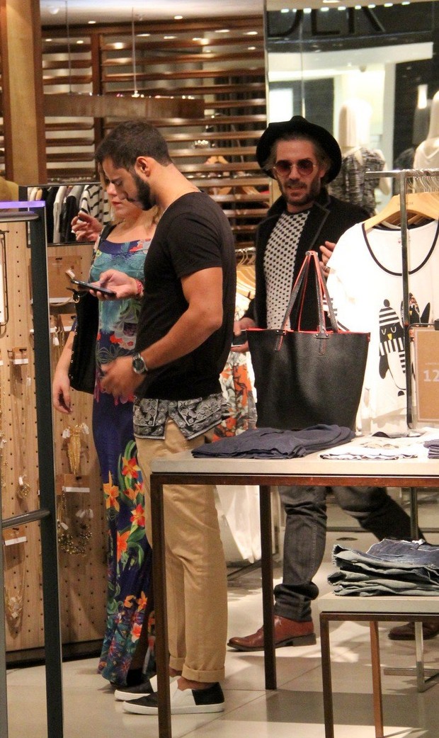 Ex BBB Matheus e Cacau em dia de compras em shopping da Barra da Tijuca (Foto: AgNews)