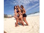 Filha de Romário posa na praia com amigas