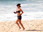 Cynthia Howlett, aos 39 anos, mostra barriga sarada em corrida na praia
