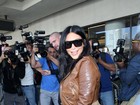 Grávida, Kim Kardashian chama a atenção por curvas generosas