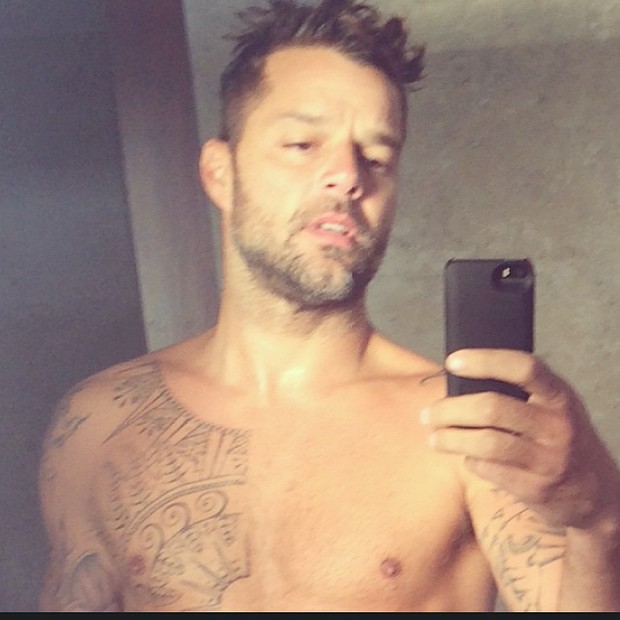 Ricky Martin posa sem camisa para selfie (Foto: Instagram/ Reprodução)