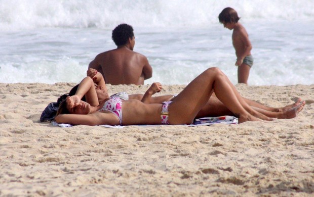 Priscila Fantin com uma amiga na praia do Leblon (Foto: J. Humberto / AgNews)