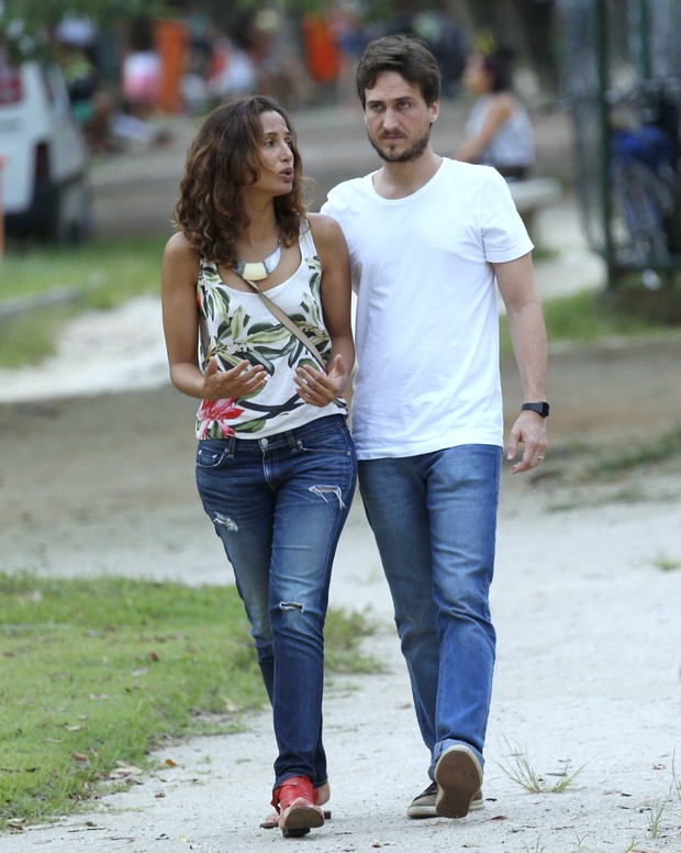 Camila Pitanga e o namorado, Igor Angelkorte, na Lagoa, Zona Sul do Rio (Foto: Ag. News)