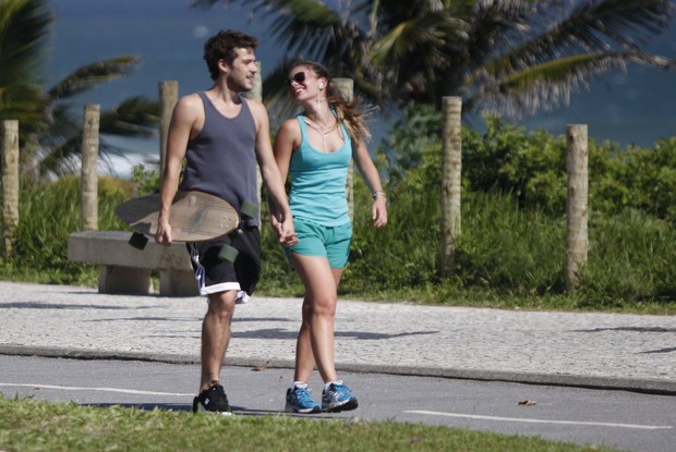 Jayme Matarazzo anda de skate com a namorada (Foto: Marcos Ferreira / Foto Rio News)