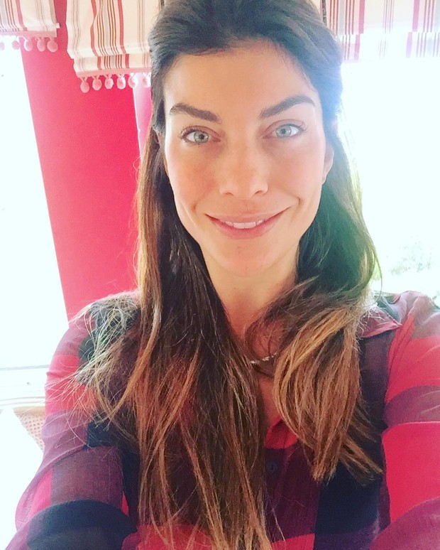 Joana Balaguer posa de cara limpa (Foto: Reprodução / Instagram)