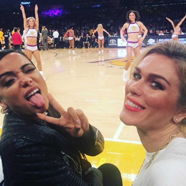 Ludmila Dayer e Anitta em jogo de basquete em Los Angeles, nos Estados Unidos (Foto: Instagram/ Reprodução)
