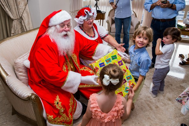 Vittorio ganha presente do Papai Noel (Foto: Manuela Scarpa/Brazil News)