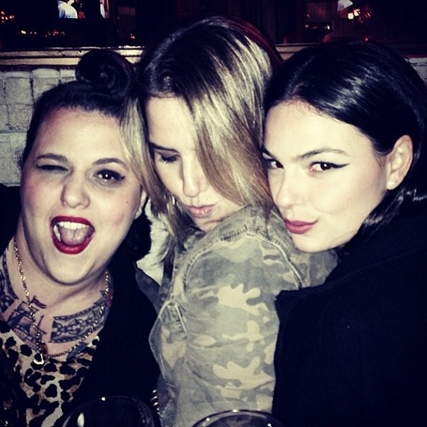 Isis Valverde posa com as amigas (Foto: Instagram)