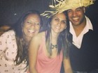 Adriano e namorada comemoram: 'Curtindo a gravidez entre amigos'
