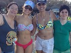 De biquininho, ex-BBB Cacau se diverte em Fortaleza com amigas