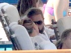 Leonardo DiCaprio troca beijos e passeia coladinho com a namorada