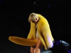 Miley Cyrus sensualiza com banana e cachorro-quente gigantes em show