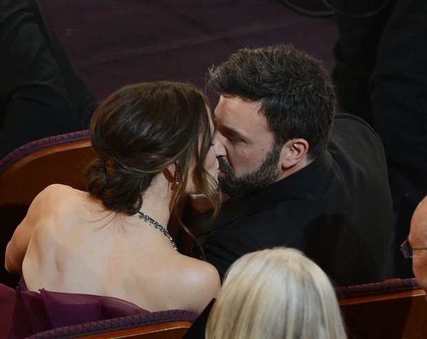 Ben Affleck ganha beijo da mulher, a atriz Jennifer Garner, após receber o prêmio de melhor filme por 'Argo' (Foto: Robyn Beck/ AFP)
