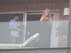 Shakira dá tchauzinho e manda beijo para fãs em sacada de hotel no Rio