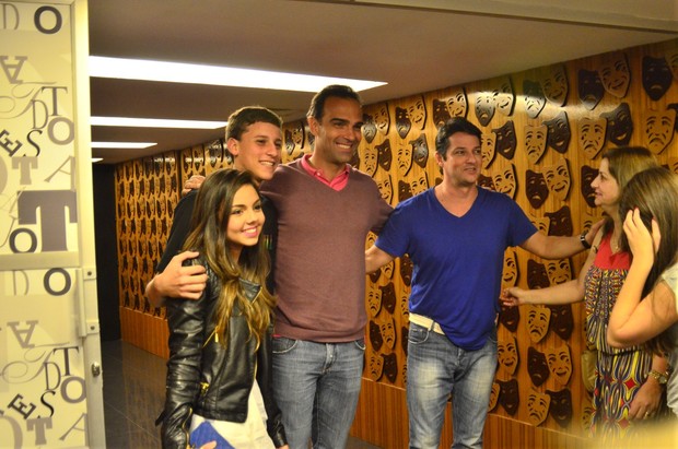 Marcelo Serrado posa com Tadeu Schmidt e outros fãs (Foto: William Oda/Foto Rio News)