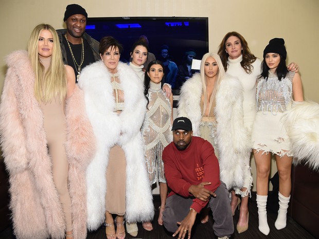 Khloe Kardashian, Lamar Odom, Kris Jenner, Kendall Jenner, Kourtney Kardashian, Kanye West, Kim Kardashian, Caitlin Jenner e Kylie Jenner em desfile em Nova Yor, nos Estados Unidos (Foto: Kevin Mazur/ Getty Images)