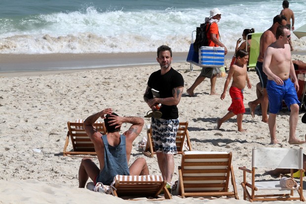 Marc Jacobs e Harry Louis na praia de Ipanema (Foto: Wallace Barbosa / AgNews)