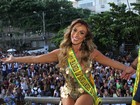 Nicole Bahls usa vestido curtinho para bloco de carnaval no Rio