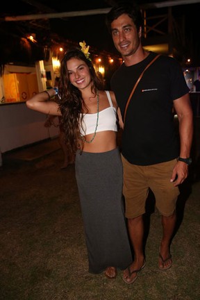 Isis Valverde e o namorado, André Resende, em festa em Maraú, na Bahia (Foto: Denilson Santos e Francisco Silva/ Ag. News)