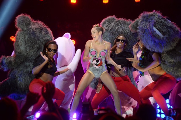 Performance de Miley com dançarinos no VMA (Foto: Getty Images)