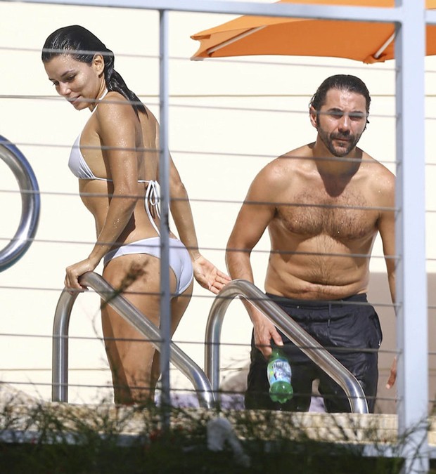 Eva Longoria com o namorado, Jose Antonio Baston, em piscina de hotel em Miami, nos Estados Unidos (Foto: Grosby Group/ Agência)