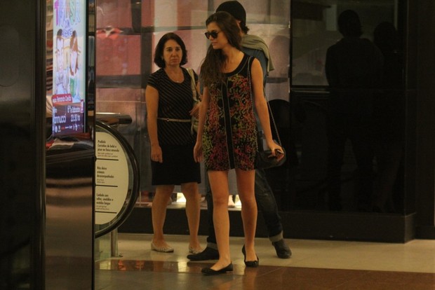 Alinne Moraes com o namorado em shopping do Rio (Foto: Rodrigo dos Anjos / AgNews)