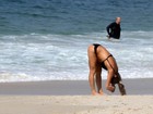 Cynthia Howlett mostra barriguinha em passeio na praia