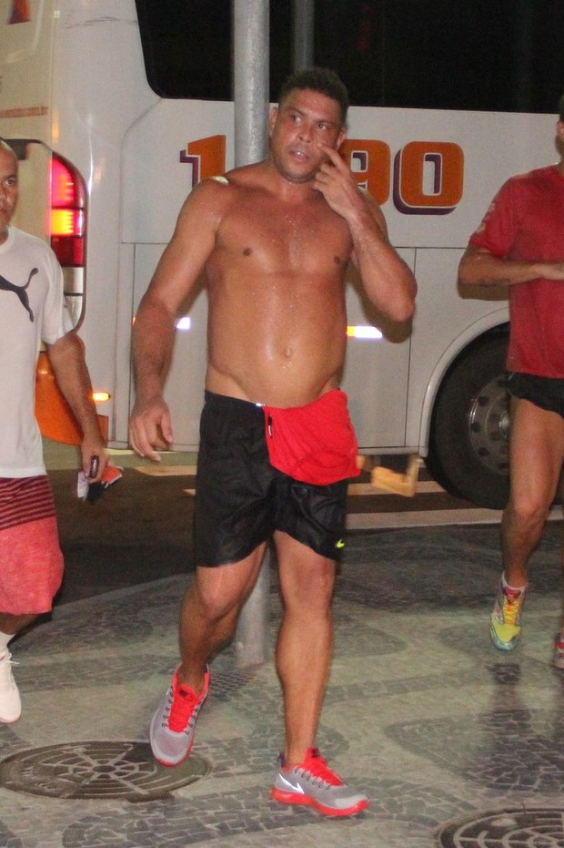 Ronaldo Fenômeno corre no Leblon, RJ (Foto: Rodrigo dos Anjos / AgNews)