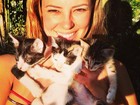 Paolla Oliveira posa cercada de gatinhos para adoção