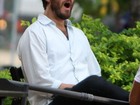 Cansou? Gabriel Braga Nunes boceja durante gravação de novela