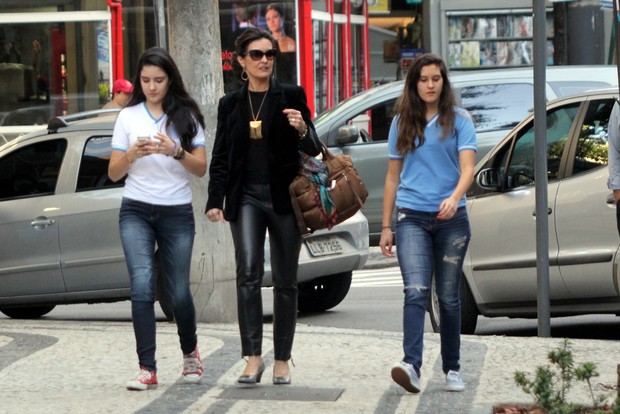 Fátima Bernardes com as filhas (Foto: J. Humberto / AgNews)