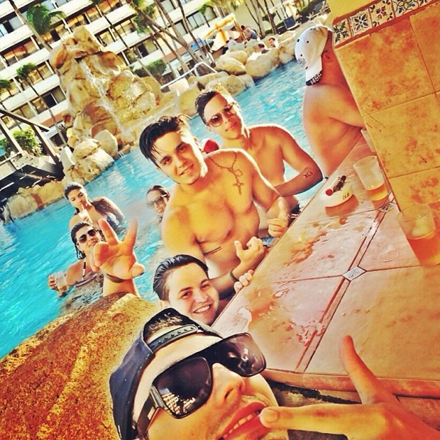 Luan Santana com amigos (Foto: Instagram / Reprodução)