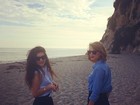 Melhores amigas: Taylor Swift posa com Lorde em praia na Austrália