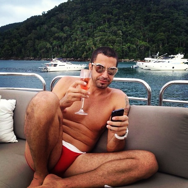 Latino posta foto de sunga e com taça de champanhe na mão (Foto: Reprodução / Instagram)