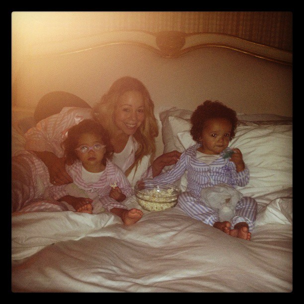 Mariah Carey come pipoca com as filhas (Foto: Instagram)